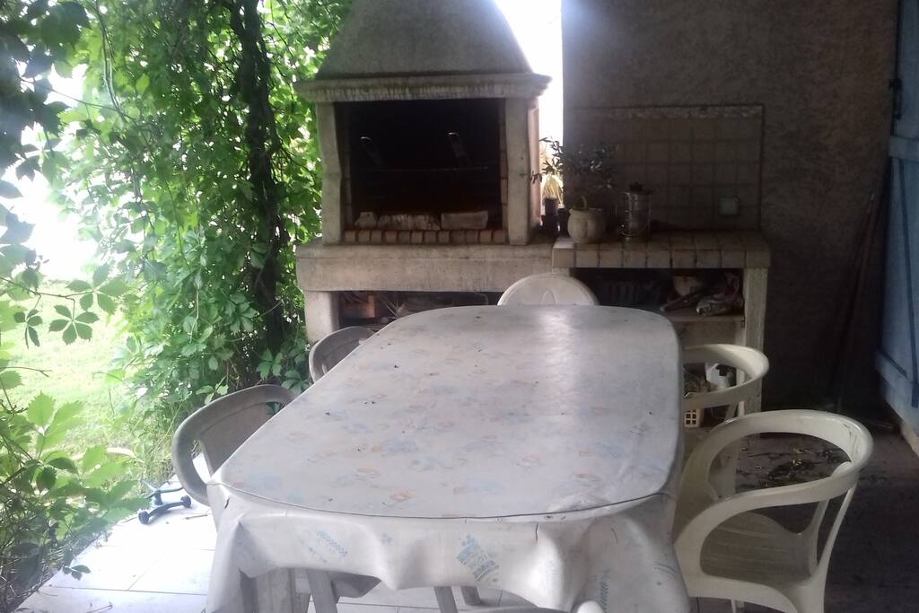 Barbecue sur terrasse devant porte fenêtre cuisine