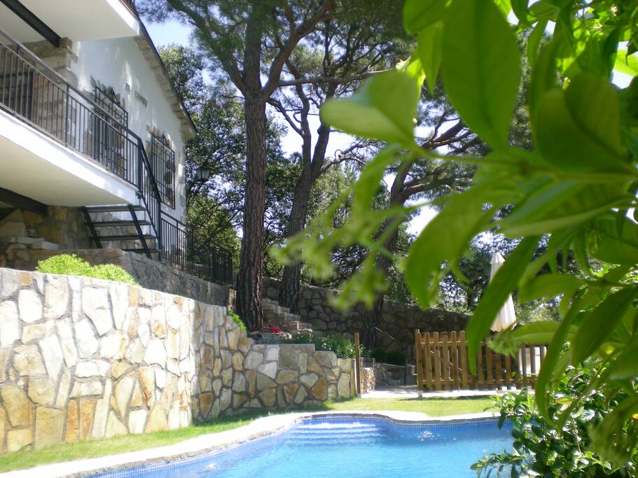 VIVIENDA, JARDÍN Y PISCINA
