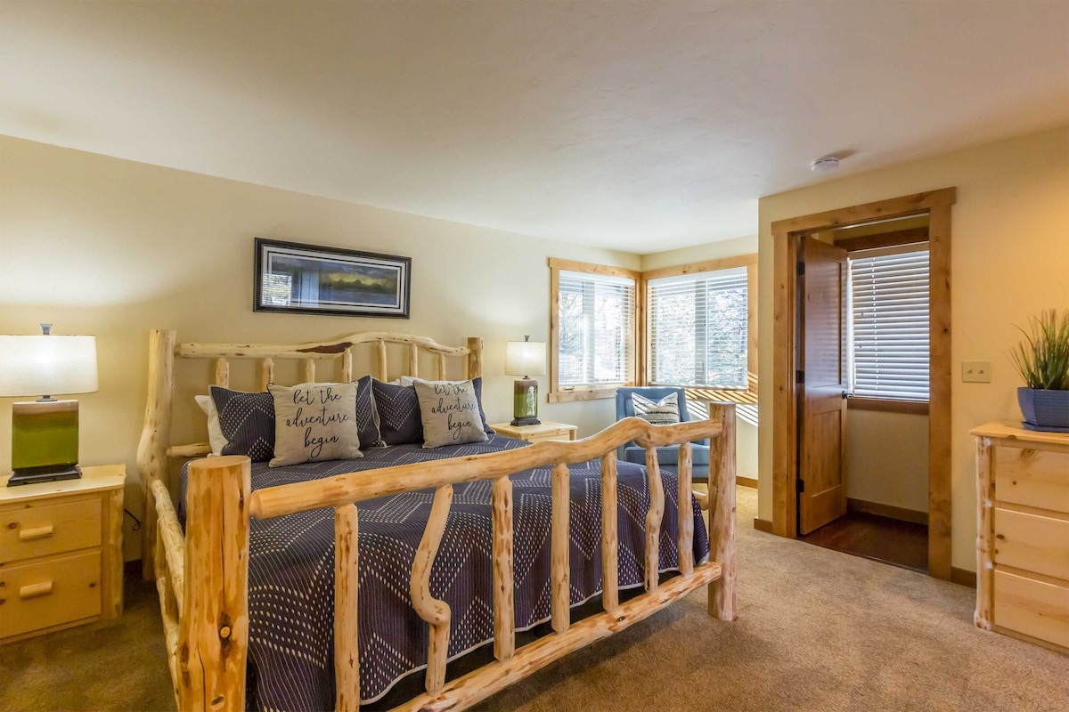 Potom spálňa s manželskou posteľou - na poschodí