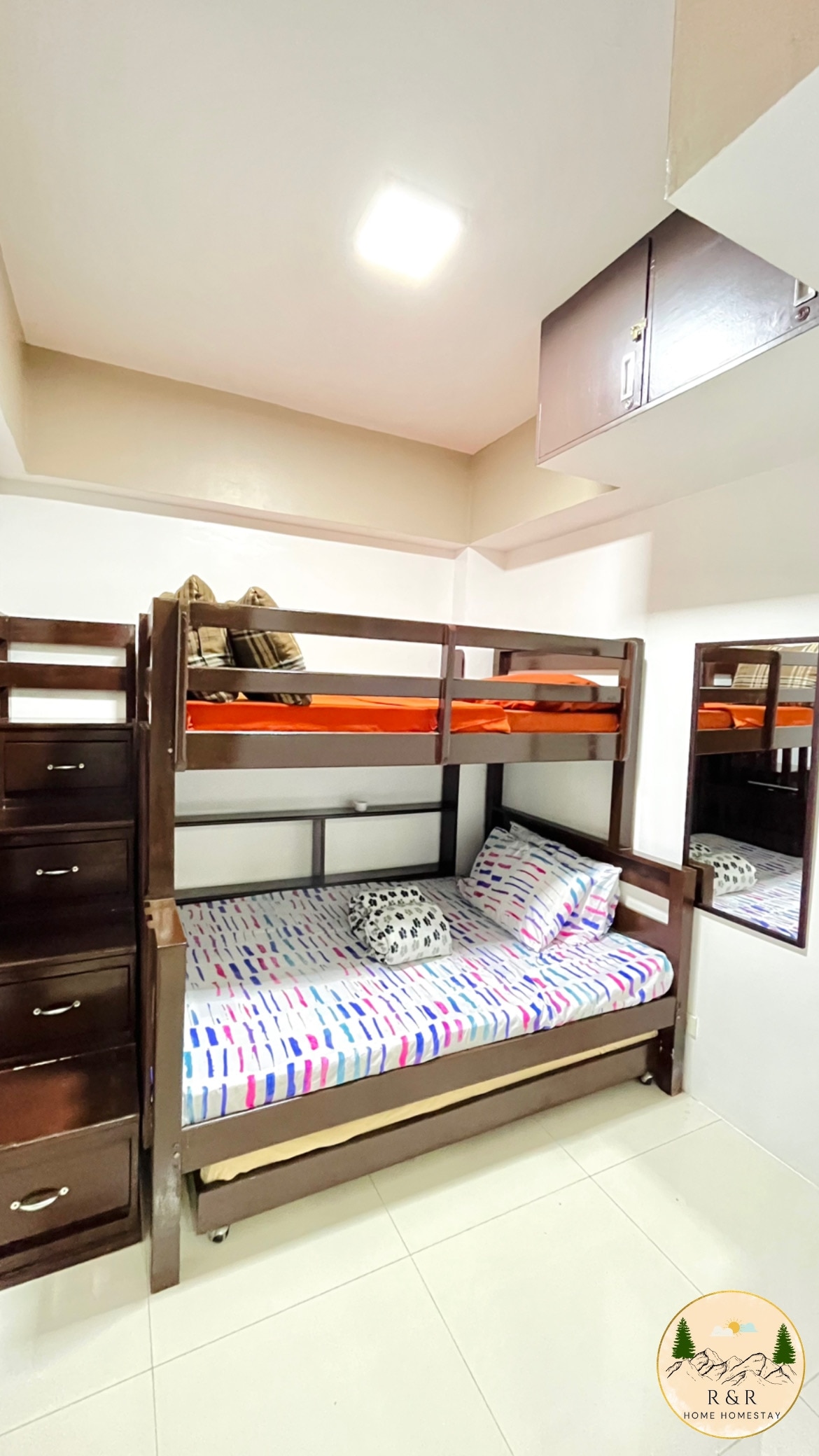 ห้องพักที่กว้างขวางสำหรับผู้เข้าพักคนอื่นเตียงสองชั้นพร้อมเตียงดึงออก 