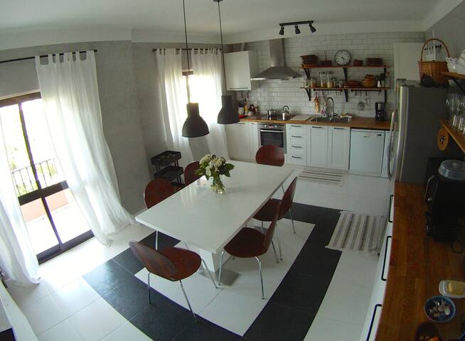 Ocean view, in a cool 3dr apart w/ pool in Cascais gallery image 5