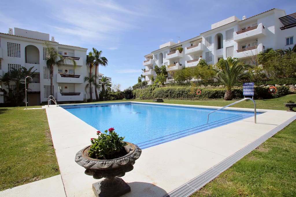 Amplia y cuidada piscina con hamacas, sombrillas, árboles, zona ajardinada, ducha y da el sol casi todo el día.
Big swimming pool with sunbrellas, hammocks, shower, trees and garden. Sunlight almost all day.