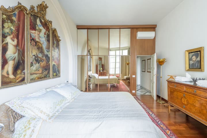 Museum Suite – Luxurious unit with a City View – gallery image 4