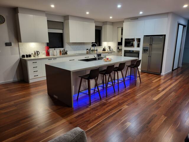 Alogara House, Modern, 6 bedrooms, hot tub & views gallery image 5