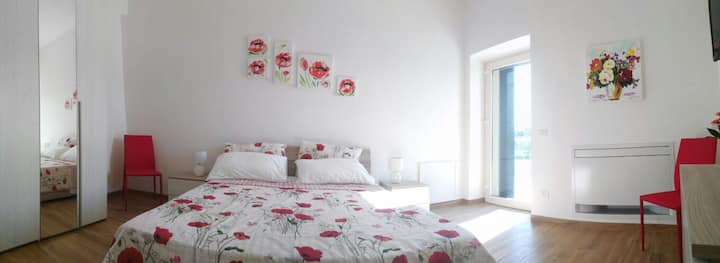 главната спалня с изглед към басейна