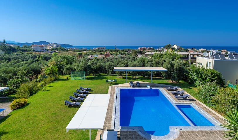 Deep Dive Pool Villa