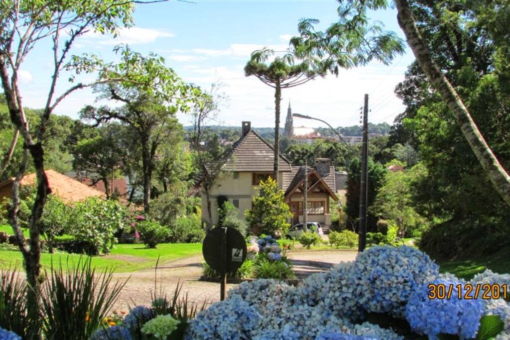 Vista da casa com catedral de pedra ao fundo.