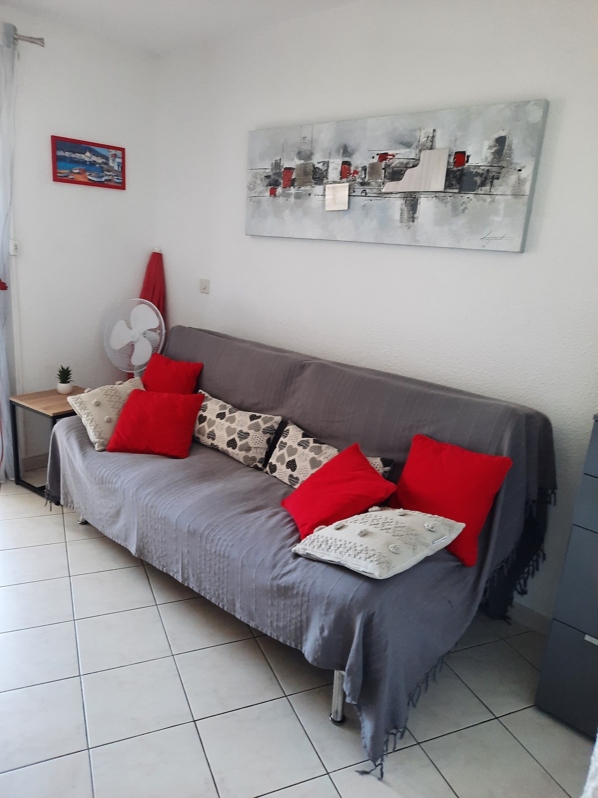 Popular Airbnb listing: Sea view apartment, direct beach access in Saint Cyprien