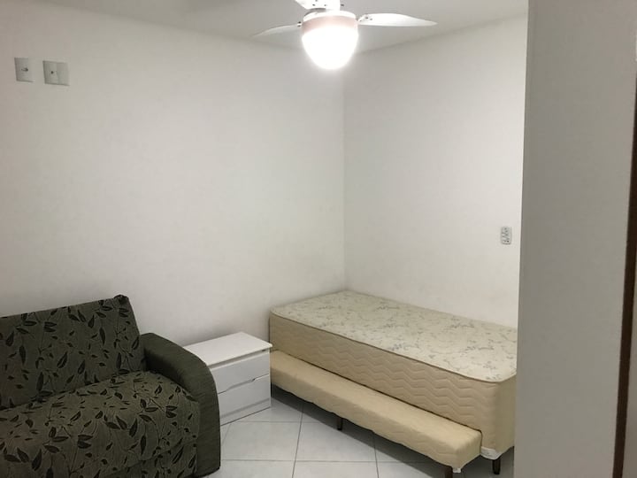 房间2配有一张双人沙发床和一张单人双人床