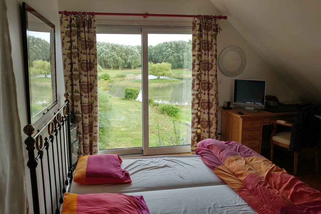 Master bedroom with view on lake