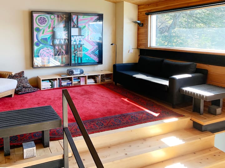 Општ поглед на салонот на горниот кат  