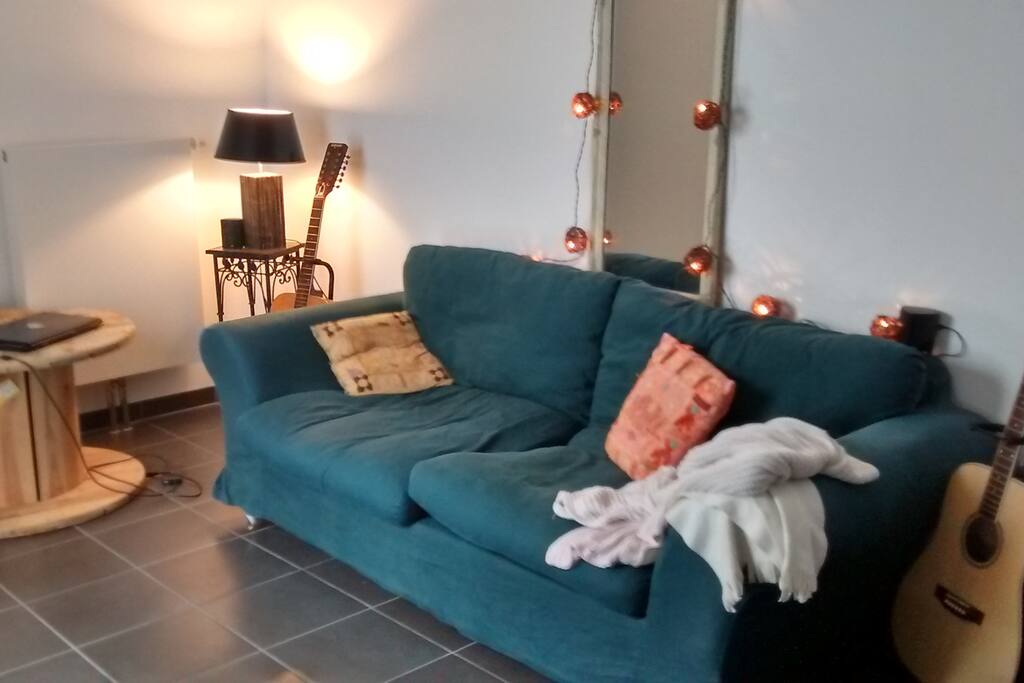 Petit coin salon pour échanger au calme et préparer la soirée!