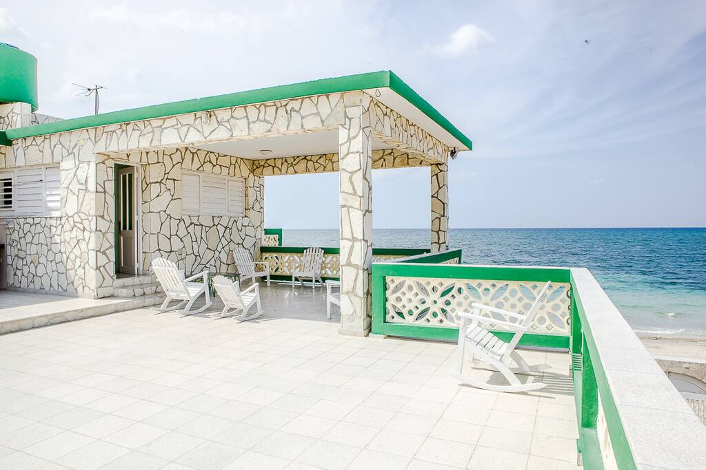 RHHEOF02 4BR Beach front house Casas en renta en La Habana, Guanabo/ Havana, Cuba