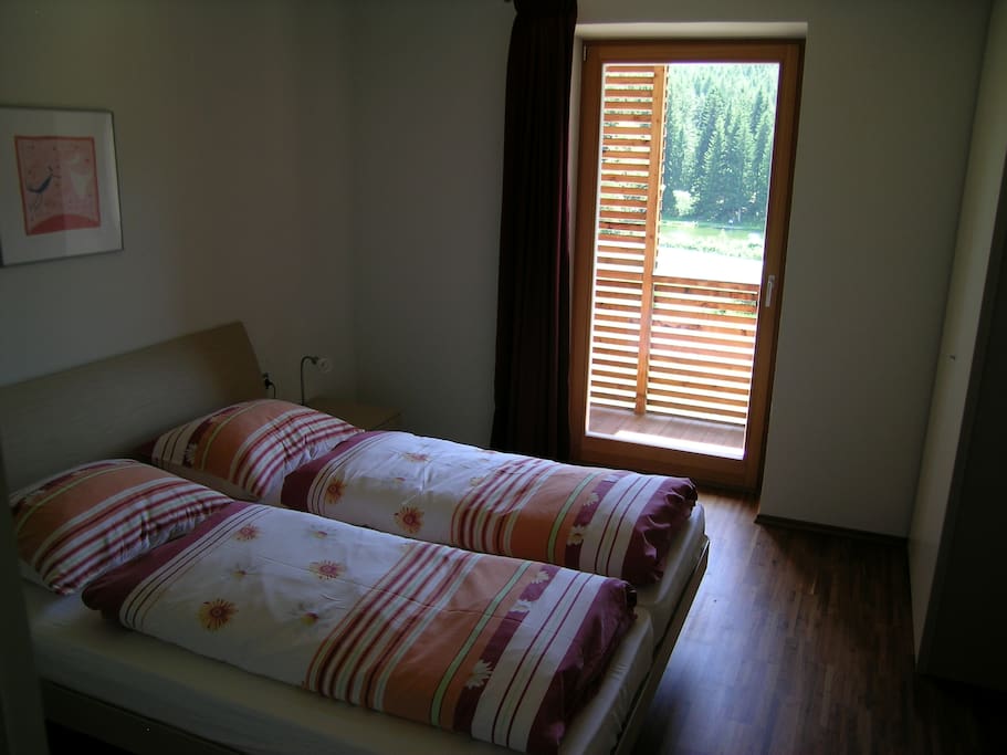Doppelbettzimmer der ersten Wohnung mit 38 m²