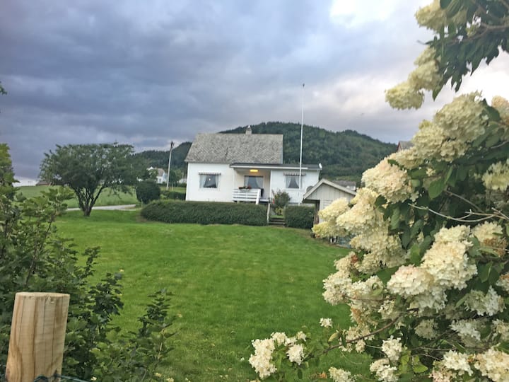 Bestemors hus med grøntområder.