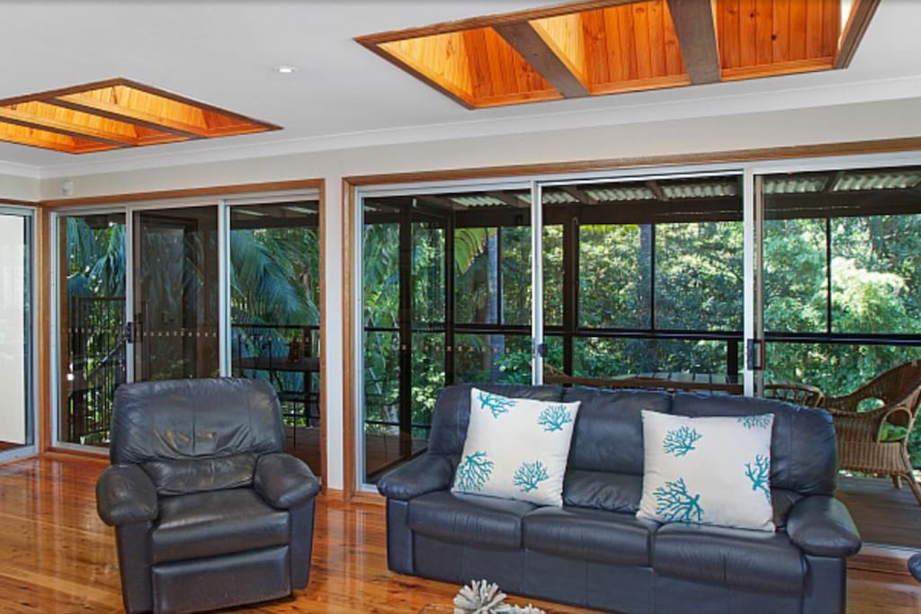 Comfortable dining area/ lounge room