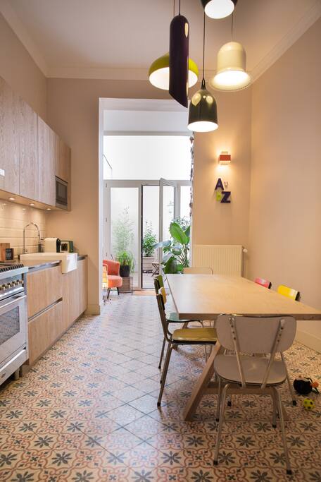 Kitchen & courtyard