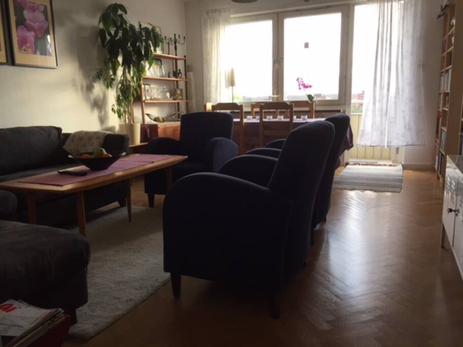 Det finns även plats för matsalsbord i det ljusa vardagsrummet som leder till balkongen i söderläge