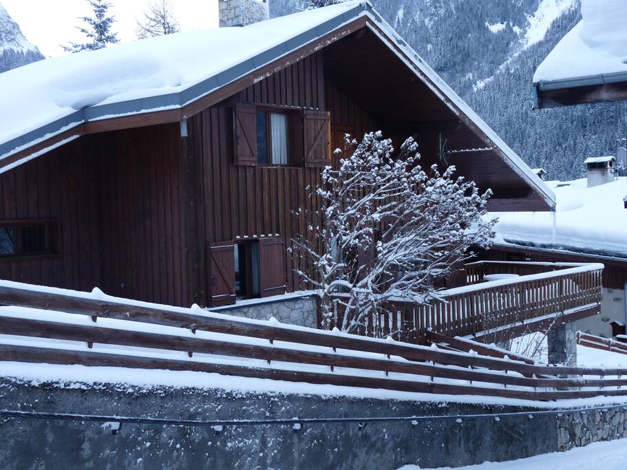 A 200 mètres du télécabine et des pistes. Calme et vue. Tout à pied. Confort moderne