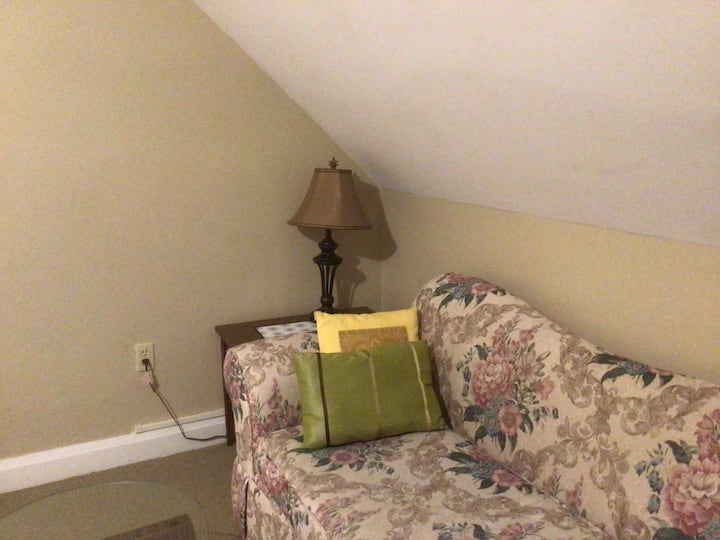 Cute And Cozy Attic - Peterborough, Canadá