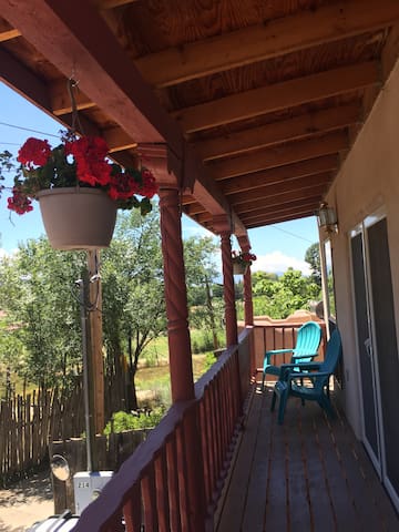 Historic District -Modern Comfort - Walk to Plaza