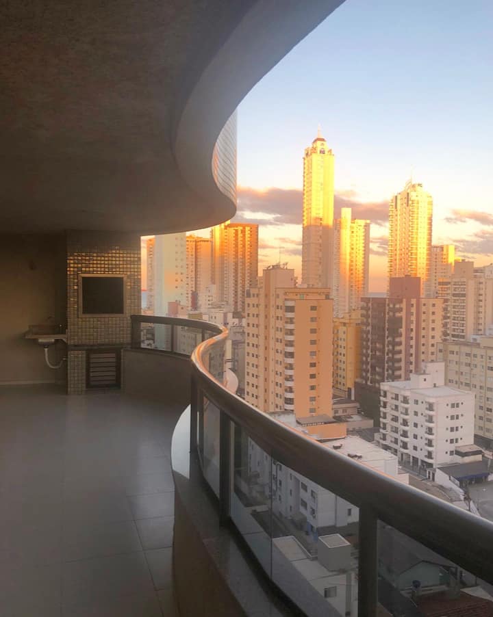 3 Quartos. 3 Banheiros. Ar Cond. Sacada. Centro. - Balneário Camboriú