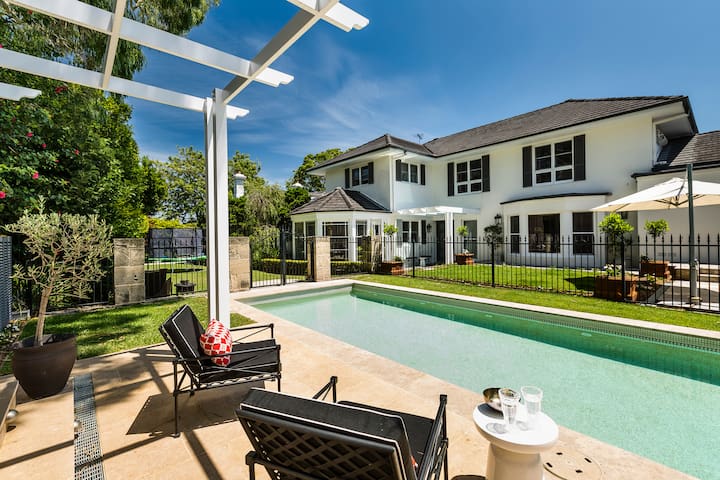 Clovelly – Large, Luxury Family-Friendly House gallery image 2