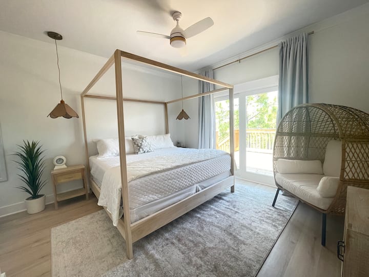Te damos la bienvenida a la "King Canopy Room".“ Tiene una cama tamaño king, televisión inteligente, una entrada privada a la terraza trasera y a la vista de los humedales. Comparte el baño Jack-n-jill con la "Queen Palm Room"