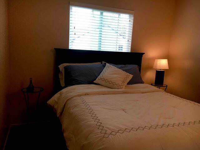 Comfy, commuter room w/shared bath in Willow Glen.