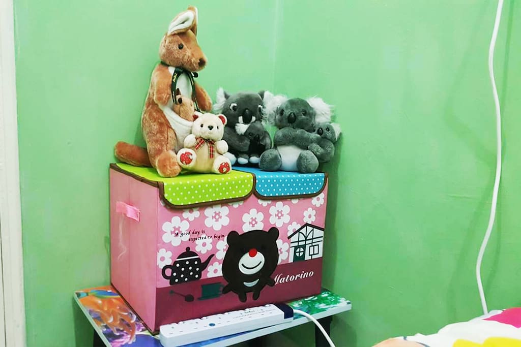 Shirt container with a lot of teddy bear to keep you accompanied.
