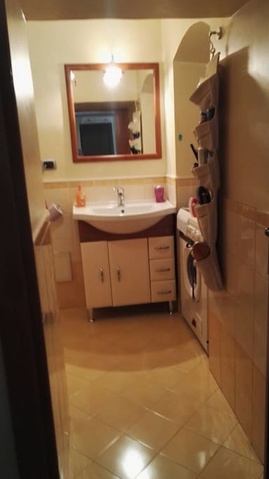 BAGNO CON DOCCIA E LAVATRICE