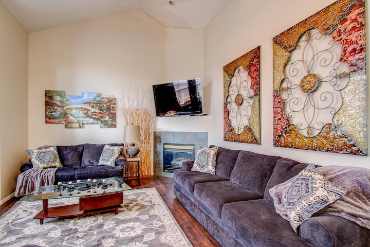 Spacious 4br W/ Ev Charger & Hot Tub - Colorado Springs, CO