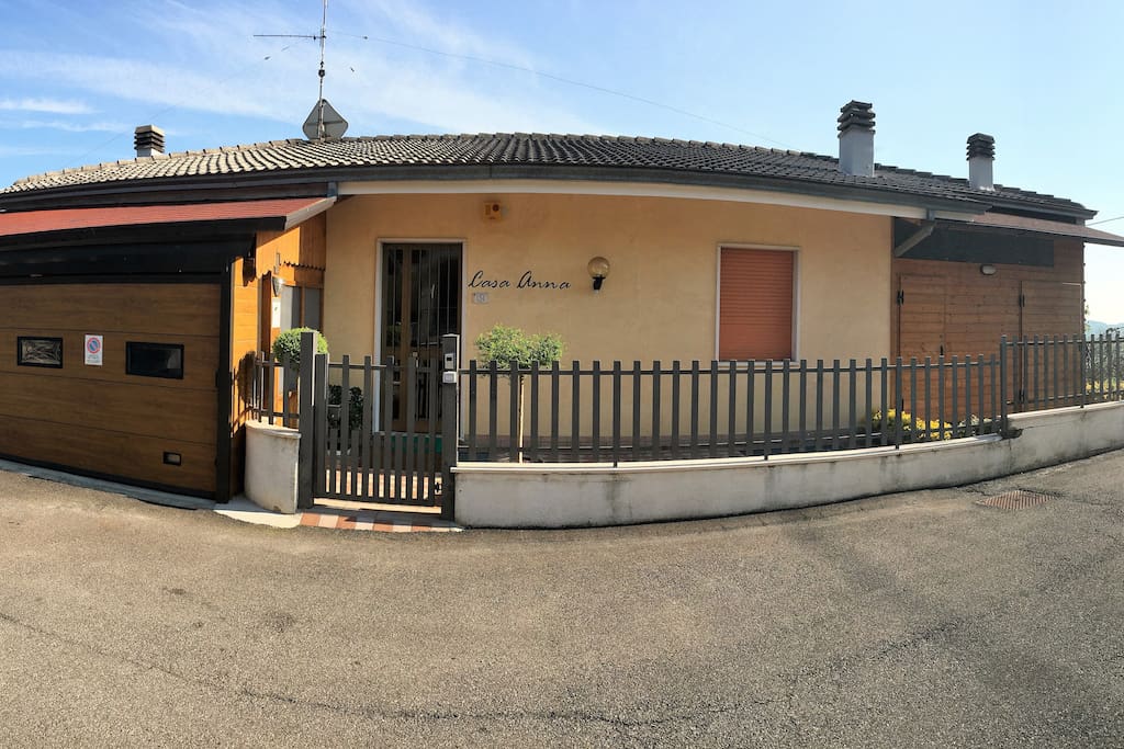 CASA ANNA
Panoramica entrata e retro struttura