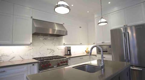 Top performing Airbnb: Stunning home located in the heart of Ledbury Park in Eglinton—Lawrence