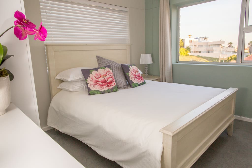 2nd Bedroom, queen bed