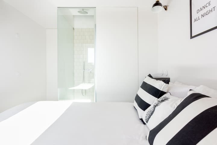 City Center Penthouse with 360° Terrace Steps from Clérigos gallery image 3