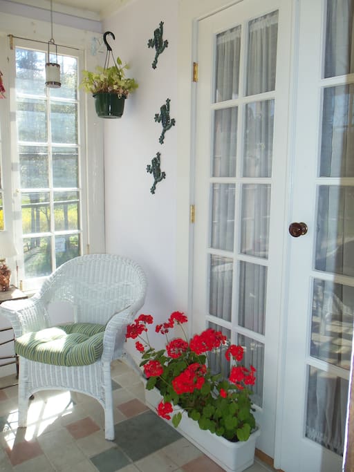 adjoining sun porch - enjoy breakfast here!