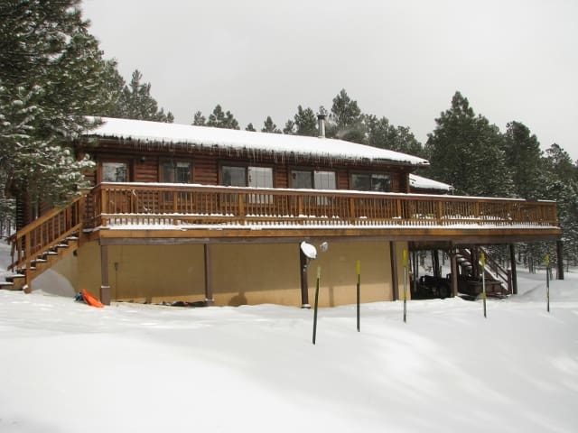 Awesome LOG CABIN close to ski/golf . Pets ok