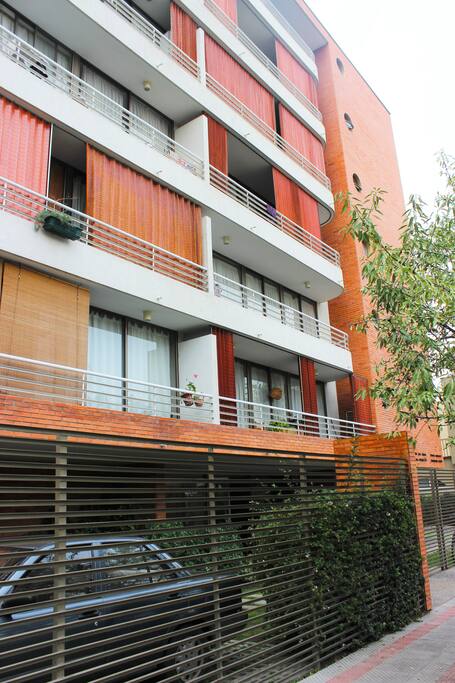 Confortable edificio, con conserje muy seguro