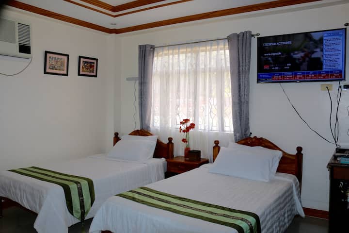 Стаята разполага с 2 климатика, смарт телевизор с абонаменти за кабелна телевизия и Netflix и Wi - Fi