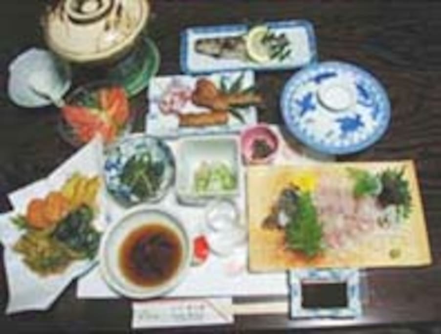 夕食は自家栽培の野菜や、岩魚のお刺身などです(宿泊料金に含まれています)