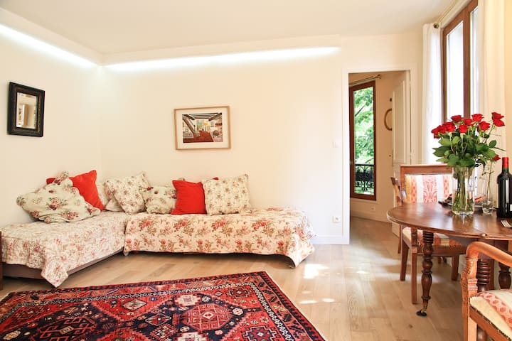 Romantic Flat On Mews, 1 Bedrm - Paris