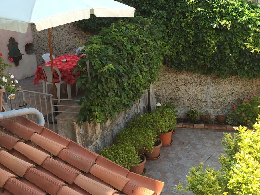spazio esterno dove poter mangiare e rilassarsi - outdoor space where you can eat and relax