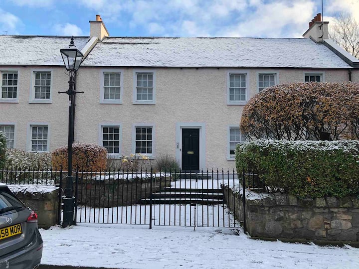 Bijou, cosy one bedroom home in central location