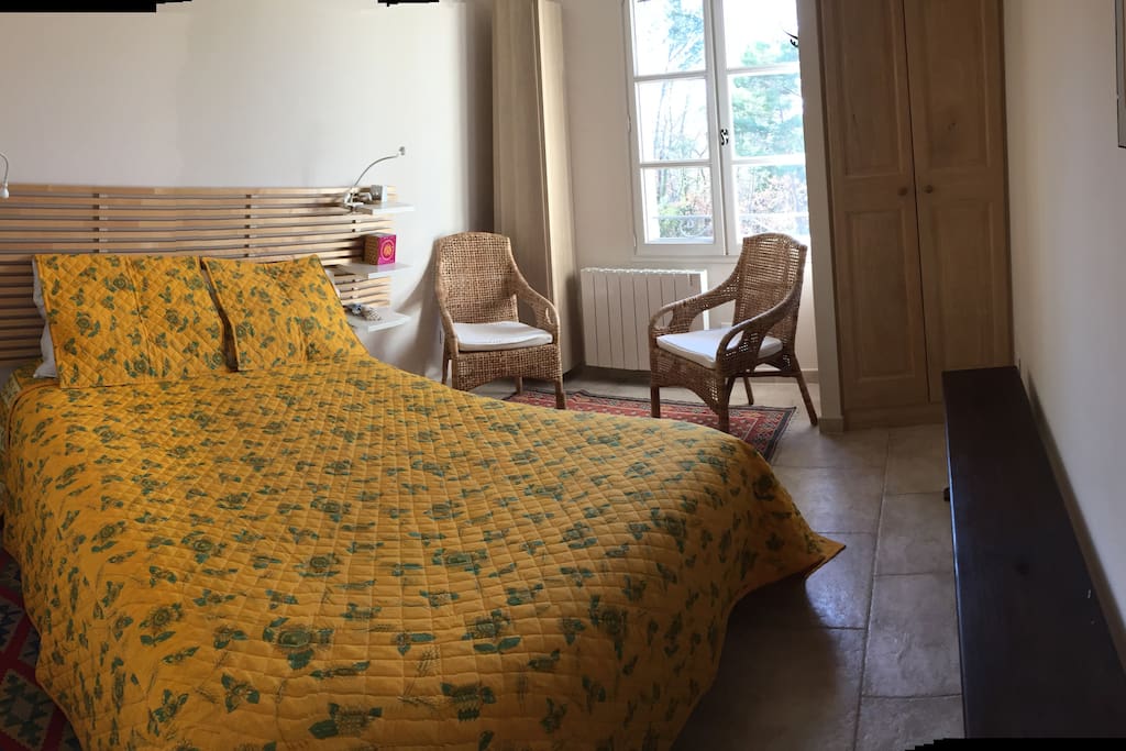 Chambre à coucher pour deux personnes vue sur le jardin