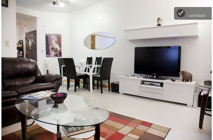 Very close to Downtown Awesome Room