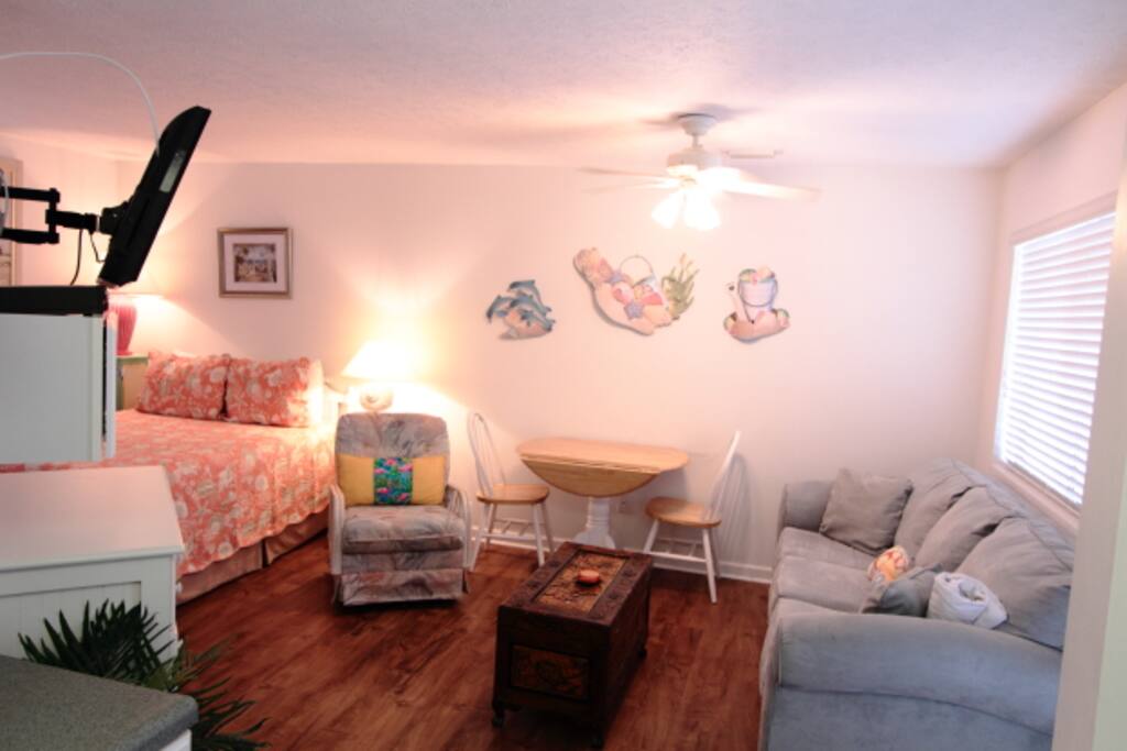Spacious Studio Sleeps 4