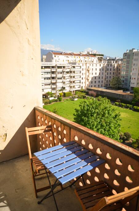 Le balcon privatif (accès directement depuis la chambre) et vue sur les montagnes (Vercors & Taillefer/Belledone).