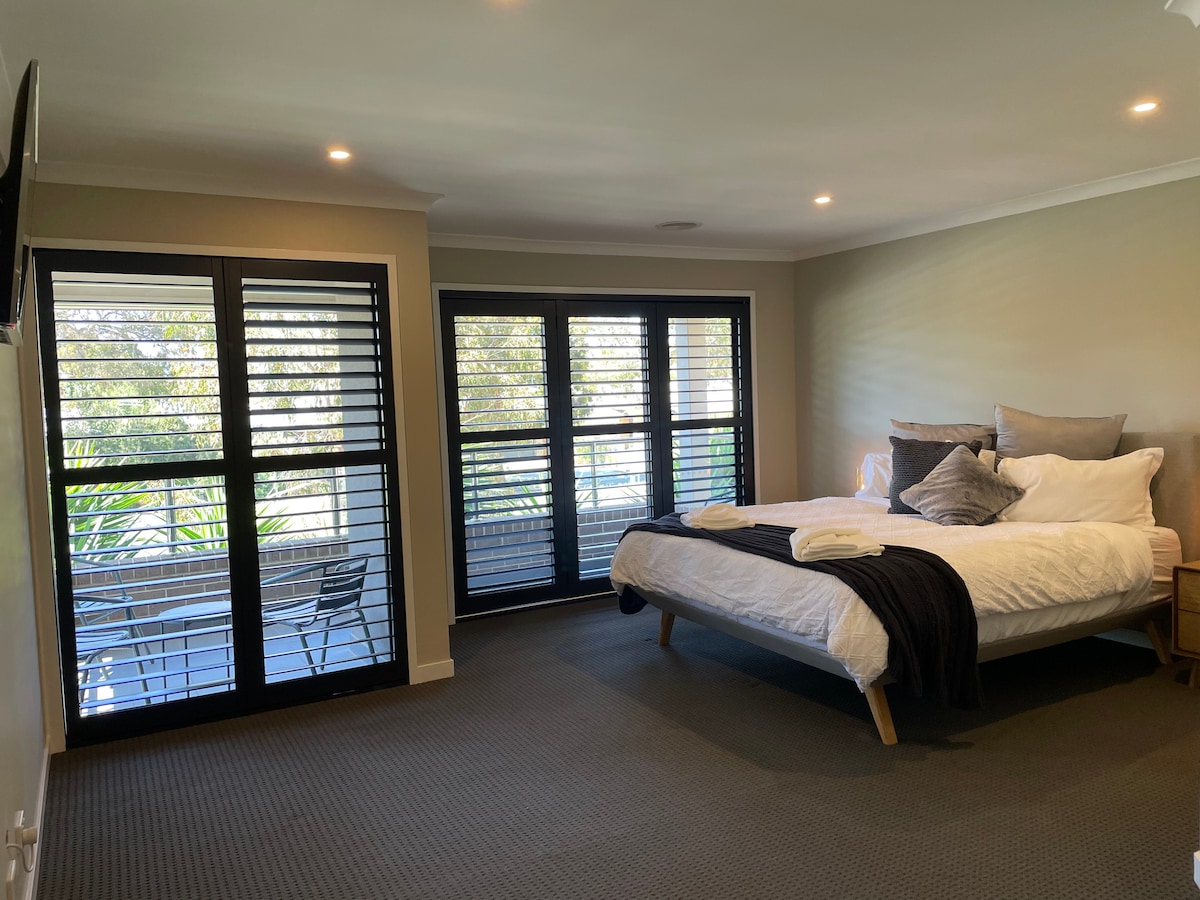 חדר שינה ראשי עם מיטה אדיבה
מרפסת פרטית עם חלוק
ונוף לאגם
טלוויזיה חכמה 43 אינץ'