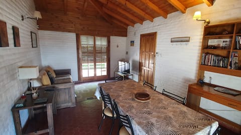 Propiedad de Airbnb exitosa: Comfortable apartment 2 blocks from the beach! en Departamento Biedma